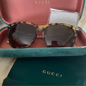 GUCCI- 💜NEW Authentic Sunglasses in case💜